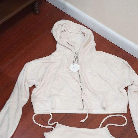 Elegant Cream Hoodie and Shorts Set - Picture 9 of 14